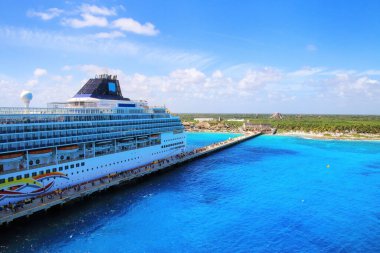 COSTA MAYA, MEXICO-FEBRUARY 9: Norveç Güneş yolcu gemisi 9 Şubat 2020 'de Kosta Maya, Meksika' daki Mahahual köyüne yanaştı. Mahahual artık hızla gelişen bir turizm merkezi..