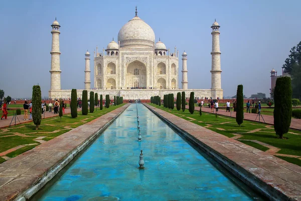 2014年11月9日 泰姬陵和倒影池位于印度北方邦阿格拉 由沙贾汗皇帝建于1632年 作为他第二任妻子Mumtaz Mahal的纪念碑 — 图库照片