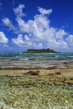 Uzakta Saline Island, Grenada ile Beyaz Ada kıyıları.