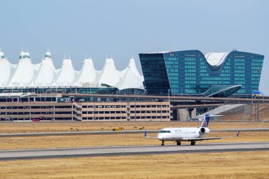 17 Ekim 2020 'de Birleşik Taksiler tarafından Denver Uluslararası Havalimanı, Colorado' da yönetilen uçak. United dünyanın en büyük üçüncü havayolu şirketidir..