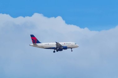 17 Ekim 2020 'de Denver Uluslararası Havalimanı, Colorado yakınlarında Delta Sinekleri tarafından işletilen Airbus A319. Delta, Amerika Birleşik Devletleri 'nin en büyük havayollarından biridir..