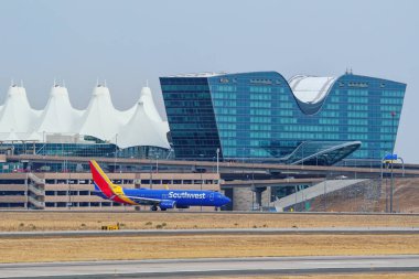 17 Ekim 2020 'de Denver Uluslararası Havalimanı, Colorado' da Güneybatı taksileri tarafından işletilen Boeing 737. Southwest Havayolları 1966 'da kuruldu..