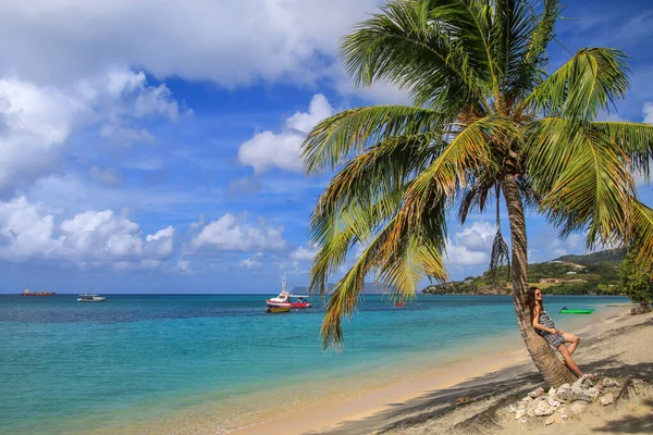 Mujer Joven Apoyada Palmera Playa Hillsborough Bay Isla Carriacou Granada — Foto de Stock