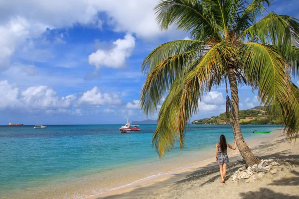 Mujer Joven Parada Junto Palmera Playa Hillsborough Bay Isla Carriacou —  Fotos de Stock