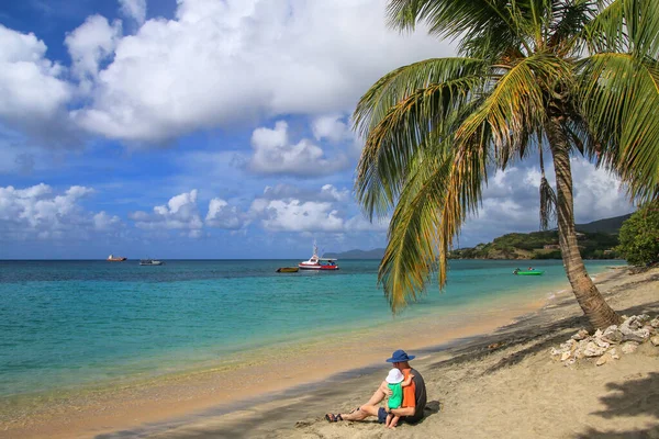 Homem Com Uma Menina Sentada Praia Hillsborough Bay Ilha Carriacou — Fotografia de Stock