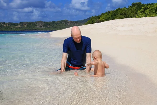 Otec Dítětem Hraje Pláži White Island Grenada — Stock fotografie