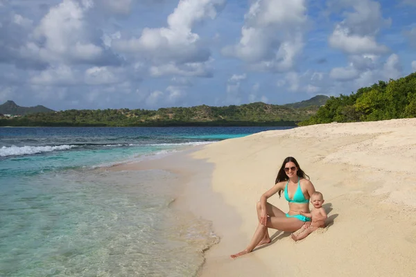 Mor Med Ett Barn Som Sitter Stranden White Island Nära — Stockfoto