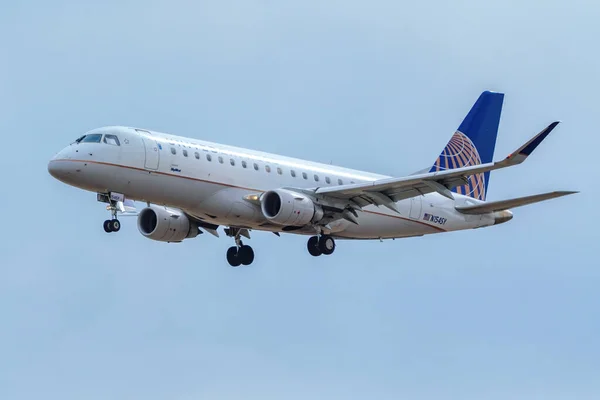 Denver Usa Październik Embraer E175Lr Obsługiwany Przez United Express Ląduje — Zdjęcie stockowe