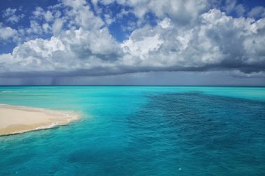 Ouvea ve Mouli Adaları arasındaki kanal Ouvea Lagoon 'a akıyor, Bağlılık Adaları, Yeni Kaledonya. Lagün 2008 yılında Unesco Dünya Mirası olarak listelendi..