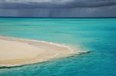 Yeni Kaledonya 'daki Ouvea lagünündeki Mouli Adası' nın kıyısındaki kumsal. Lagün 2008 yılında Unesco Dünya Mirası olarak listelendi..