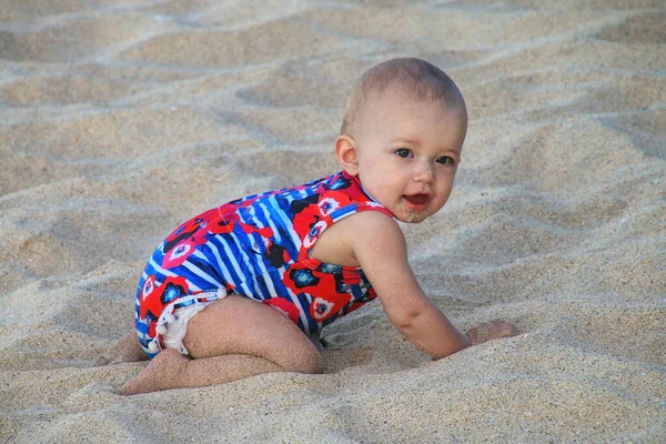 Baby Meisje Kruipen Een Zacht Strand Zand — Stockfoto