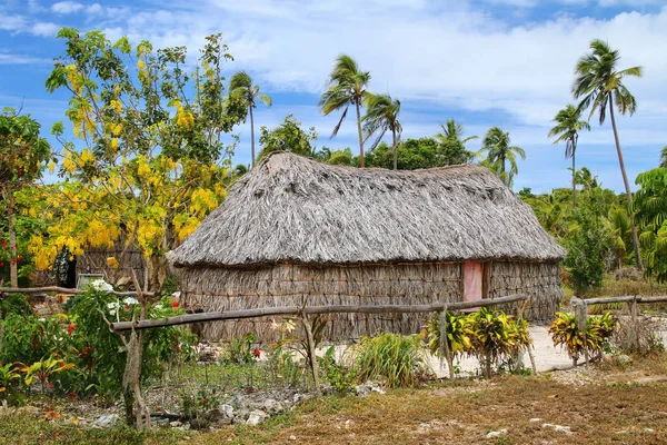 新喀里多尼亚洛亚蒂群岛乌韦亚岛的传统卡纳克人住宅 卡纳克人是新喀里多尼亚美拉尼西亚的土著居民 — 图库照片
