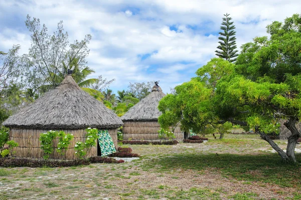 新喀里多尼亚洛亚蒂群岛的乌韦亚岛上有传统的卡纳克人的房子 卡纳克人是新喀里多尼亚美拉尼西亚的土著居民 — 图库照片