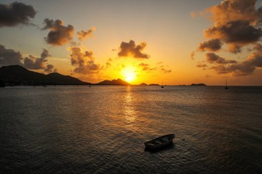 Hillsborough Körfezi üzerinde gün batımı, Carriacou Adası, Grenada. Hillsborough adanın en büyük şehridir..
