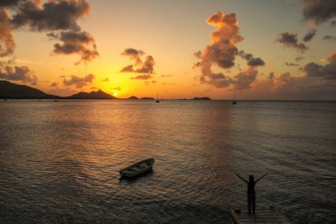 Hillsborough Körfezi üzerinde gün batımı, Carriacou Adası, Grenada. Hillsborough adanın en büyük şehridir..