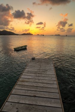 Hillsborough Körfezi üzerinde gün batımı, Carriacou Adası, Grenada. Hillsborough adanın en büyük şehridir..