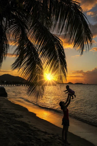 Donna Che Lancia Bambino Aria Tramonto Hillsborough Bay Carriacou Island — Foto Stock