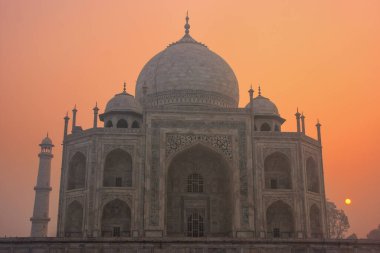 Gün doğumunda Taj Mahal, Agra, Uttar Pradesh, Hindistan. Taj Mahal 1983 yılında UNESCO Dünya Mirası listesine alındı..