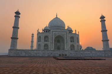Gün doğumunda Taj Mahal, Agra, Uttar Pradesh, Hindistan. Taj Mahal 1983 yılında UNESCO Dünya Mirası listesine alındı..