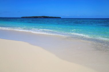 Sandy beach Ouvea lagün, sadakat Adaları, Yeni Kaledonya güler Island. Lagün 2008 yılında Unesco Dünya Miras Alanı listelenmiştir.