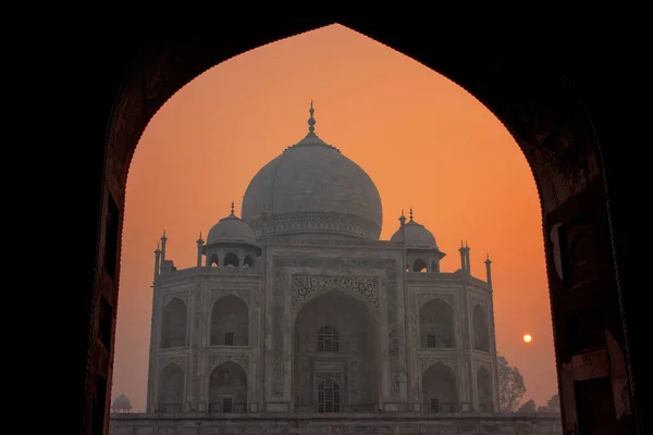 Gündoğumunda Taj Mahal Hindistan Daki Agra Uttar Pradesh Camiinin Kemeriyle — Stok fotoğraf