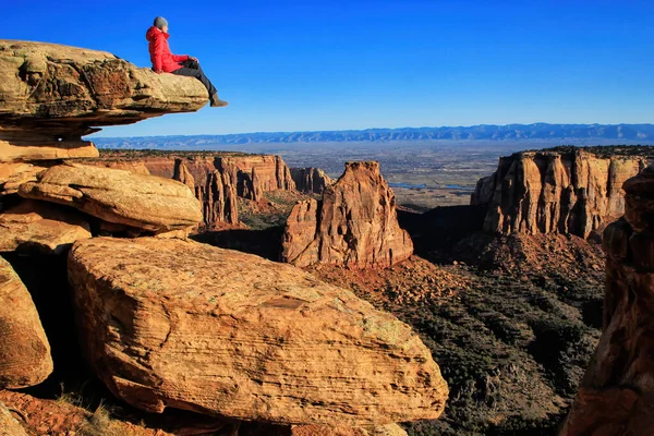 Turysta Cieszący Się Widokiem Kanion Monument Canyon Kolorado National Monument — Zdjęcie stockowe