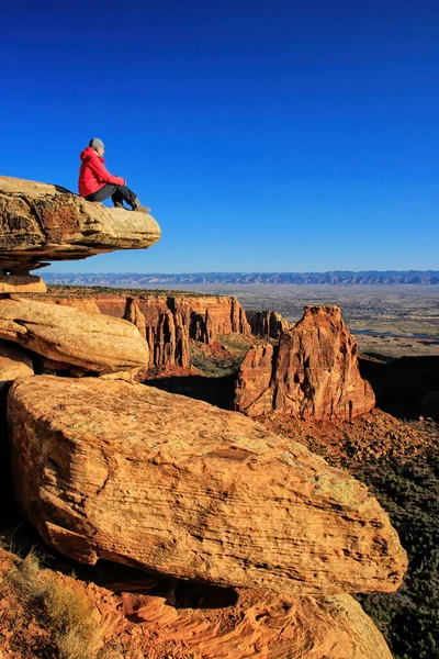 Turysta Cieszący Się Widokiem Kanion Monument Canyon Kolorado National Monument — Zdjęcie stockowe