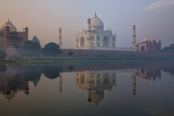 Άποψη Του Taj Mahal Ομίχλη Νωρίς Πρωί Αντανακλάται Στον Ποταμό — Φωτογραφία Αρχείου