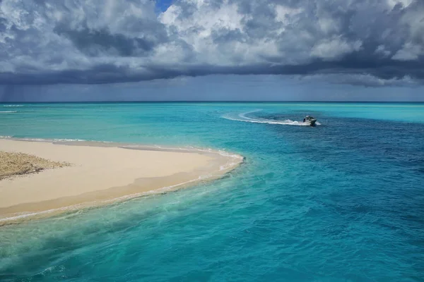 Barco Pasando Por Canal Entre Las Islas Mouli Ouvea Archipiélago — Foto de Stock