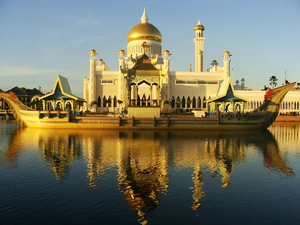 Mezquita Sultan Omar Ali Saifudding Bandar Seri Begawan Brunei Estanque Barcaza Stock Photo 23516557