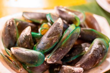 Kabuklu midyeler tabakta