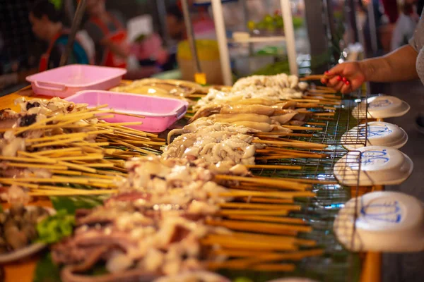 Морепродукти на шампурах для гриля на нічному ринку — стокове фото
