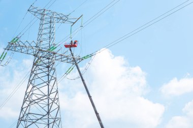 Elektrikçiler elektrik hatlarının bakımıyla meşgul.