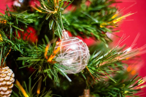 Juguetes de Navidad colgados en un árbol de Navidad — Foto de Stock