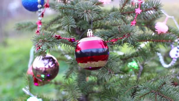 Рождественская елка с игрушками и гирляндами на открытом воздухе. Новогодняя ночь — стоковое видео