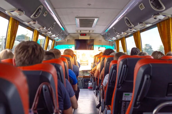 Turistler şehri gezmek için bir otobüse biniyorlar.