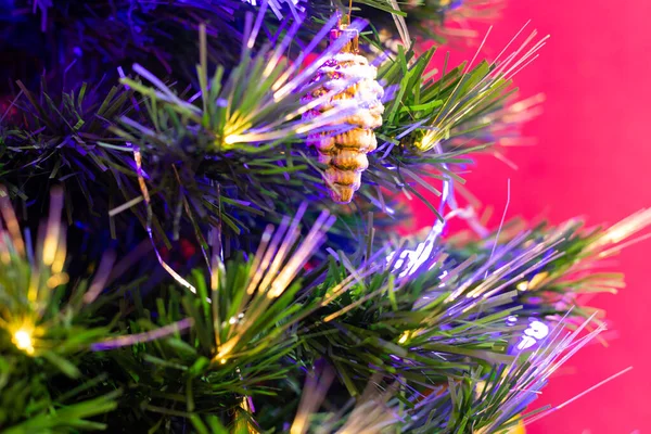 Juguetes Navidad Multicolores Cuelgan Árbol Una Noche Festiva — Foto de Stock