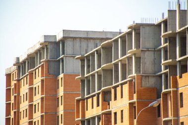 Terk edilmiş çok katlı bir bina, yasa dışı emlak işi tuğla kaplama sahnesinde beton ev.