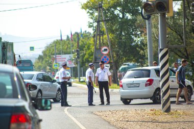Anapa, Rusya-08.21.2019: trafik polisi bir kavşakta trafik ihlallerini durdurdu