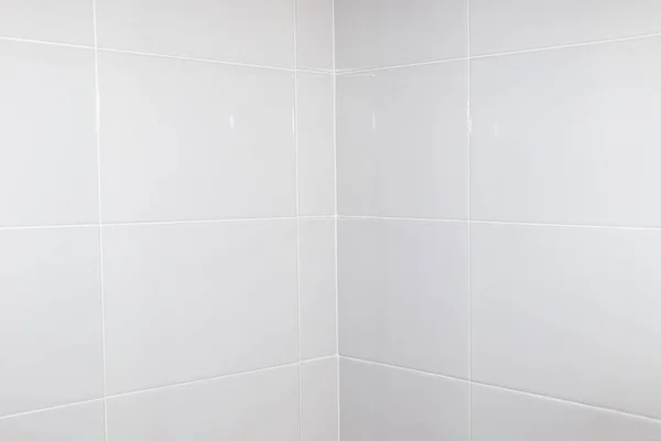 Milchig Weiße Fliesen Der Badezimmerwand Andockkacheln Der Ecke Renovierung Und — Stockfoto