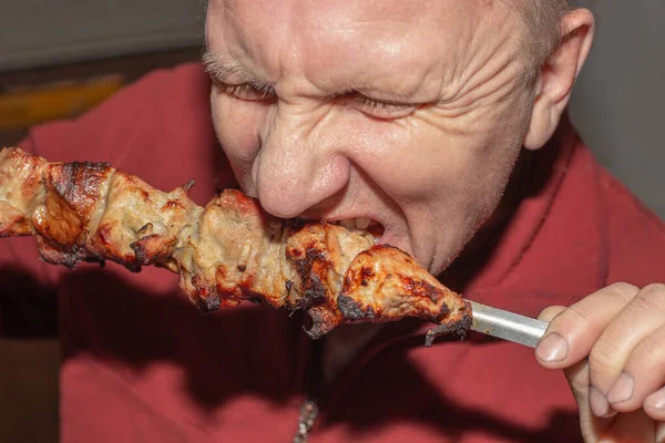 Mature Man Red Shirt Furiously Eating Shish Kebab Skewer Juicy — Stock Photo, Image