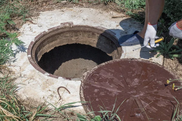 Mannen Öppnade Brunnens Manhålslucka Kontroll Och Installation Vattenmätning — Stockfoto