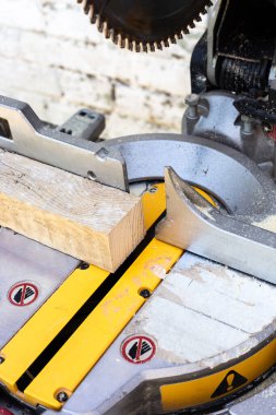 Ahşap İşleme Makinesi. Keskin bir bıçakla daire şeklinde testere. Profesyonel bir aletle mobilya yapmak.