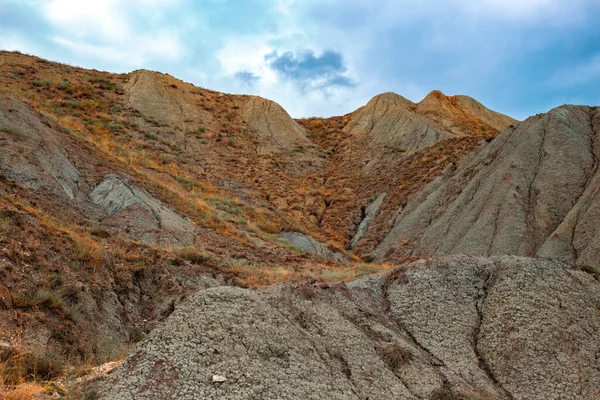 Bulutlu bir sonbahar gününde dağın tepeleri gökyüzüne karşı.