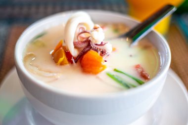 Baharatlı hindistancevizi Thai Tom Kha çorbası.