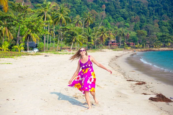 Доросла Блондинка Яскравій Сукні Тропічному Узбережжі Посміхається Подорожі Туризм — стокове фото