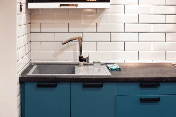 Diseño Cocina Con Azulejos Ladrillo Blanco Una Encimera Oscura Con — Foto de Stock