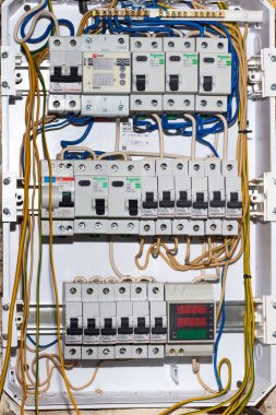 Elektrik panelinde anahtar ve kablolar var. Eve elektrik teminatı kurulumu.