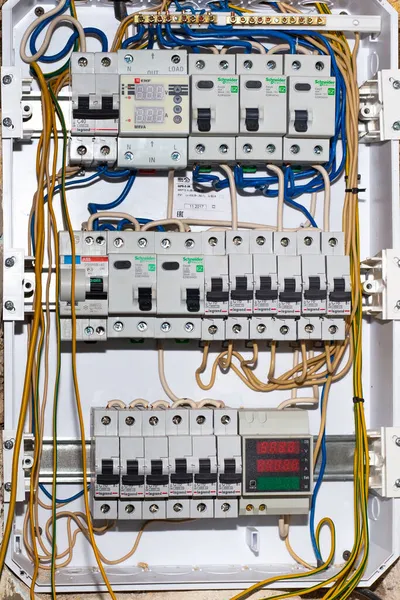 Panel eléctrico con interruptores de palanca y cables. Instalación de suministro de electricidad a la casa. —  Fotos de Stock