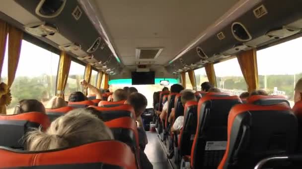 Touristenbus mit Touristen unterwegs. Innenansicht von hinten. Reisen und Tourismus — Stockvideo